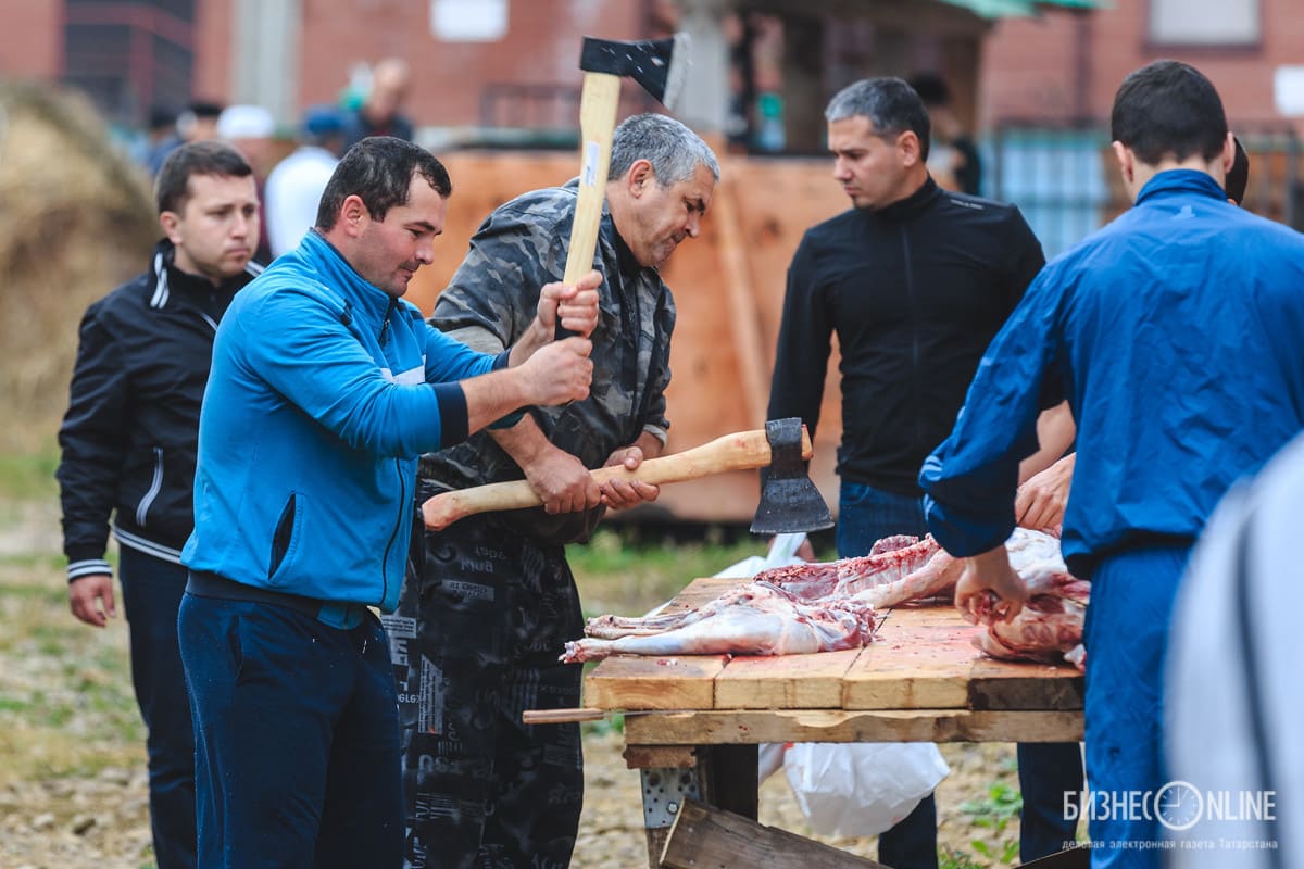 Разделка мяса жертвенных баранов на курбан Разделка мяса жертвенных баранов на курбан