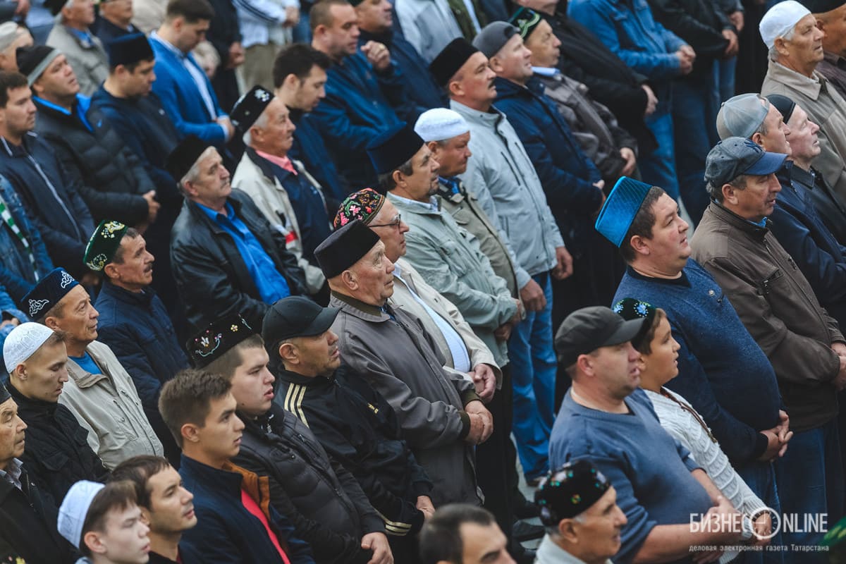 Чтение праздничного намаза на улице у мечети Чтение праздничного намаза на улице у мечети