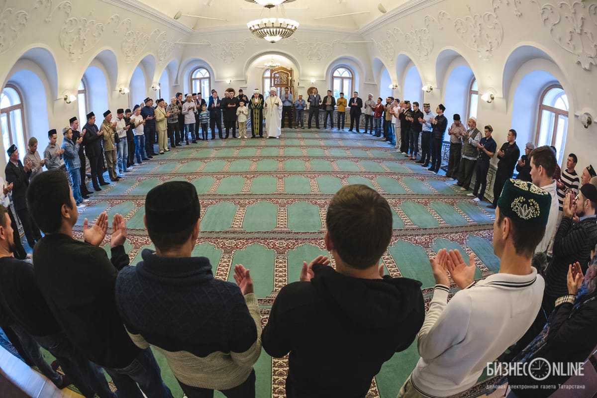 Общее дуа в мечети после праздничного намаза