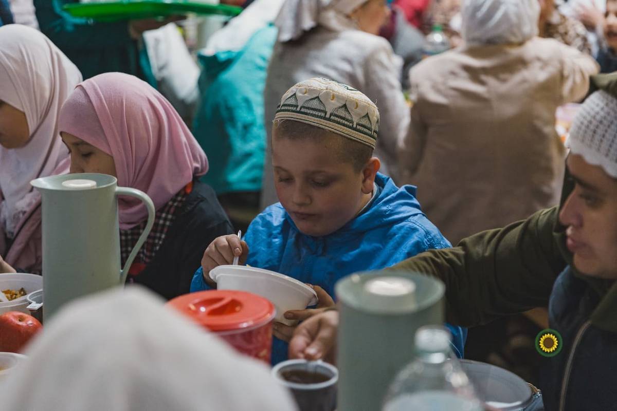 Дети на ифтаре в мечети Ярдэм в Казани